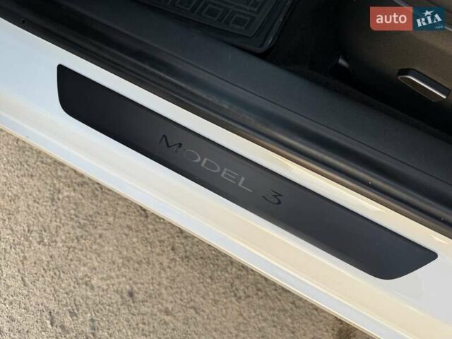 Білий Тесла Модель 3, об'ємом двигуна 0 л та пробігом 88 тис. км за 20950 $, фото 45 на Automoto.ua
