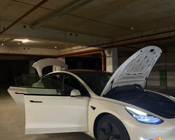 Білий Тесла Модель 3, об'ємом двигуна 0 л та пробігом 67 тис. км за 24500 $, фото 6 на Automoto.ua