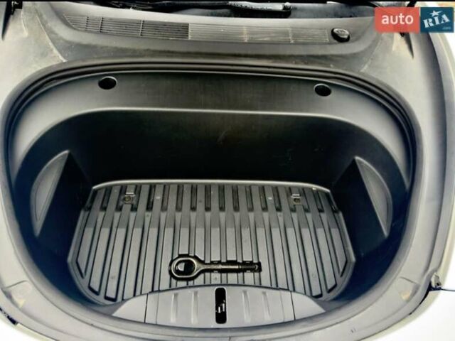 Білий Тесла Модель 3, об'ємом двигуна 0 л та пробігом 84 тис. км за 18900 $, фото 26 на Automoto.ua