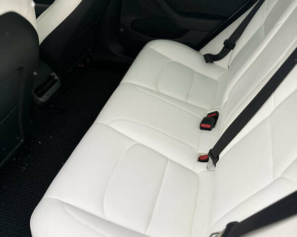 Білий Тесла Модель 3, об'ємом двигуна 0 л та пробігом 63 тис. км за 17900 $, фото 6 на Automoto.ua