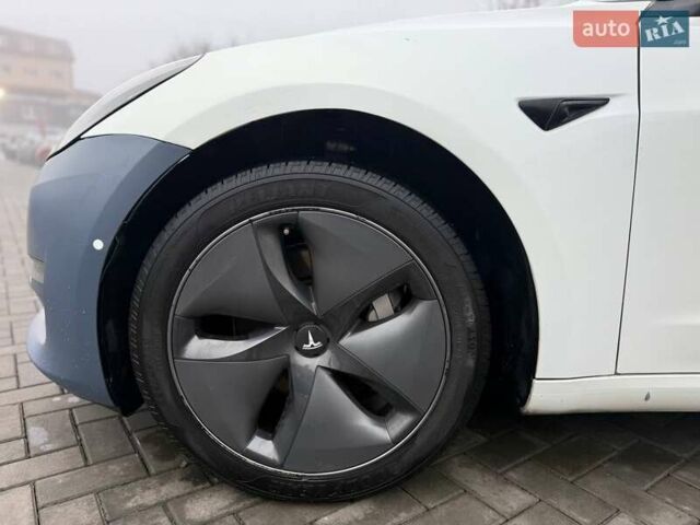 Белый Тесла Модель 3, объемом двигателя 0 л и пробегом 100 тыс. км за 12900 $, фото 8 на Automoto.ua