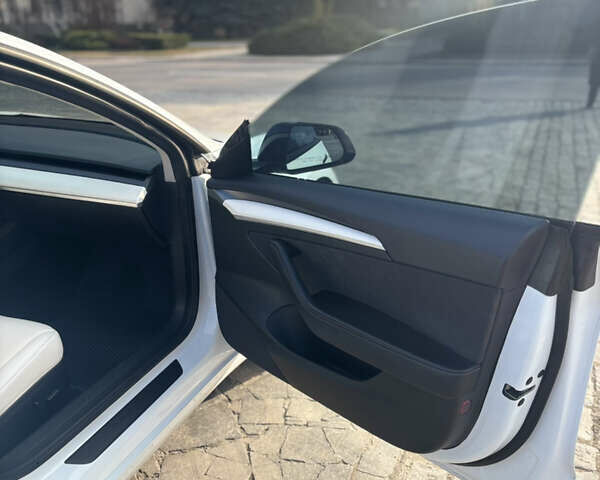 Білий Тесла Модель 3, об'ємом двигуна 0 л та пробігом 106 тис. км за 18900 $, фото 35 на Automoto.ua