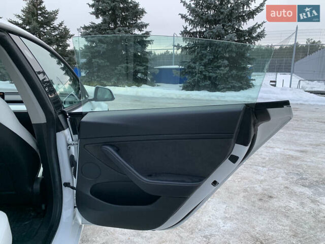 Білий Тесла Модель 3, об'ємом двигуна 0 л та пробігом 81 тис. км за 18950 $, фото 22 на Automoto.ua