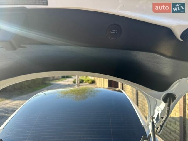 Білий Тесла Модель 3, об'ємом двигуна 0 л та пробігом 96 тис. км за 18500 $, фото 16 на Automoto.ua