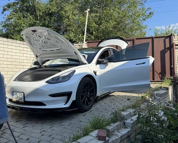 Білий Тесла Модель 3, об'ємом двигуна 0 л та пробігом 97 тис. км за 21500 $, фото 2 на Automoto.ua