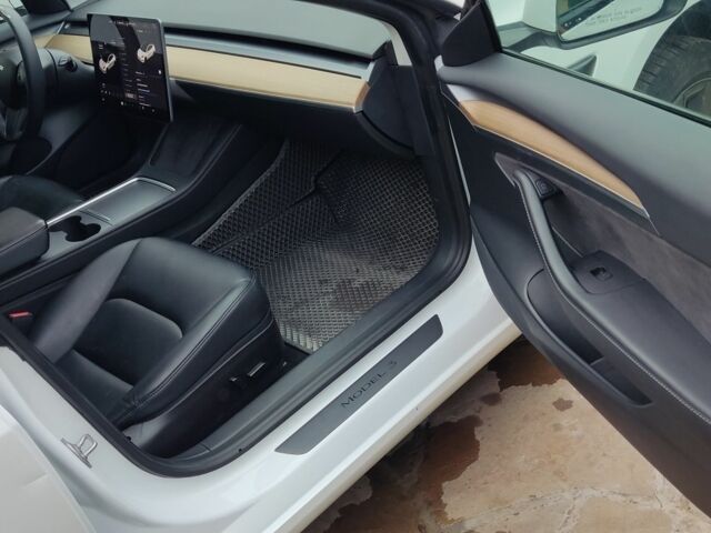 Белый Тесла Модель 3, объемом двигателя 0 л и пробегом 59 тыс. км за 17500 $, фото 6 на Automoto.ua