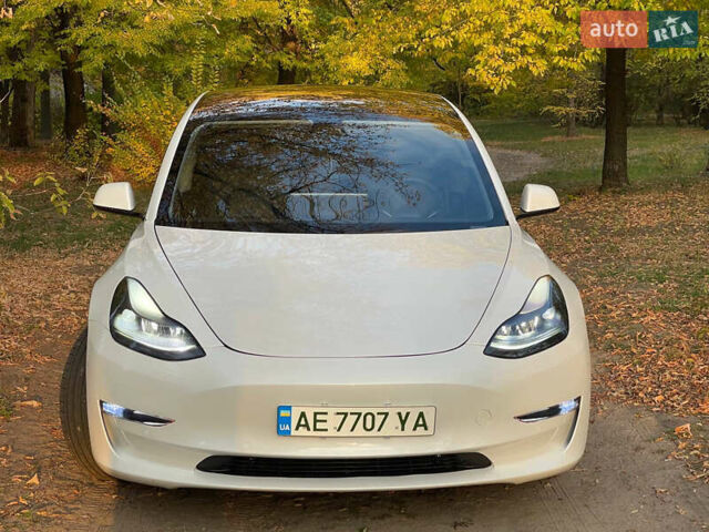Тесла Модель 3 2021 в Днепре (Днепропетровске) на Automoto.ua Белый Тесла Модель 3, объемом двигателя 0 л и пробегом 131 тыс. км за 21500 $, фото 1 на Automoto.ua