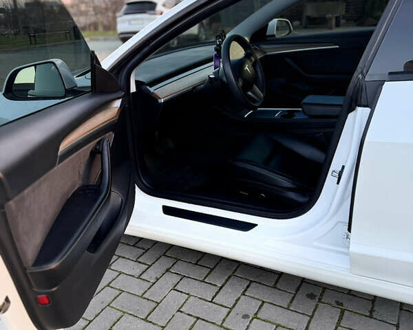 Білий Тесла Модель 3, об'ємом двигуна 0 л та пробігом 76 тис. км за 21500 $, фото 11 на Automoto.ua