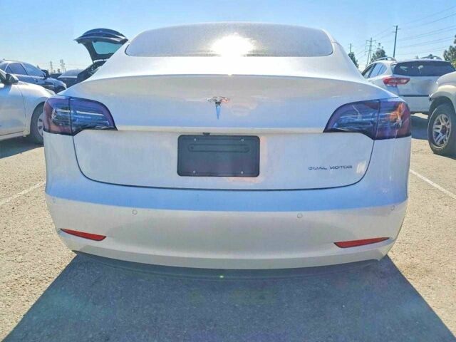 Білий Тесла Модель 3, об'ємом двигуна 0 л та пробігом 62 тис. км за 4900 $, фото 5 на Automoto.ua