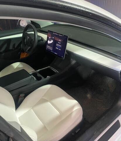 Белый Тесла Модель 3, объемом двигателя 0 л и пробегом 40 тыс. км за 27000 $, фото 3 на Automoto.ua