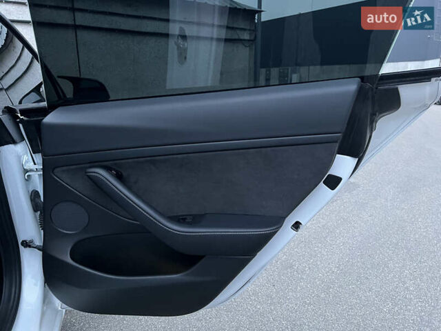 Белый Тесла Модель 3, объемом двигателя 0 л и пробегом 52 тыс. км за 21500 $, фото 26 на Automoto.ua