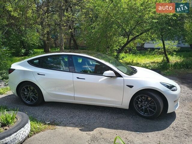 Белый Тесла Модель 3, объемом двигателя 0 л и пробегом 64 тыс. км за 18500 $, фото 4 на Automoto.ua