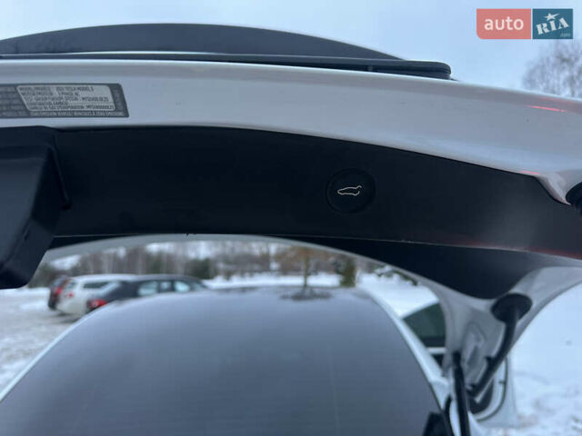 Білий Тесла Модель 3, об'ємом двигуна 0 л та пробігом 78 тис. км за 27700 $, фото 40 на Automoto.ua