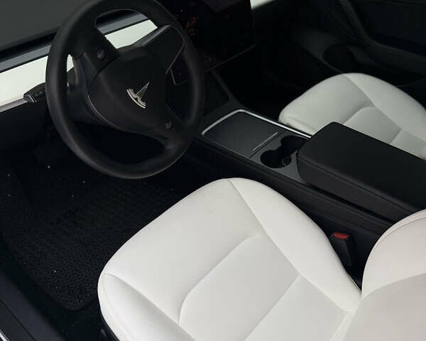 Білий Тесла Модель 3, об'ємом двигуна 0 л та пробігом 63 тис. км за 17900 $, фото 5 на Automoto.ua