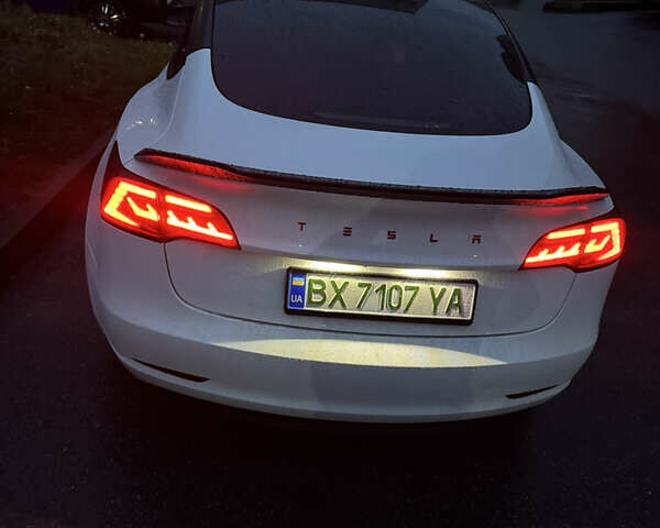 Белый Тесла Модель 3, объемом двигателя 0 л и пробегом 65 тыс. км за 24499 $, фото 4 на Automoto.ua