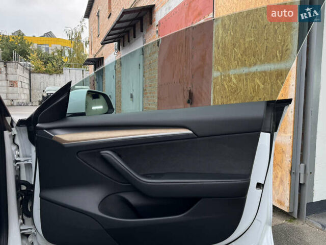 Белый Тесла Модель 3, объемом двигателя 0 л и пробегом 45 тыс. км за 29000 $, фото 29 на Automoto.ua