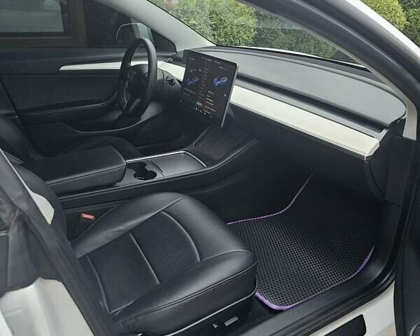 Білий Тесла Модель 3, об'ємом двигуна 0 л та пробігом 60 тис. км за 18950 $, фото 4 на Automoto.ua