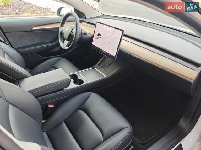 Белый Тесла Модель 3, объемом двигателя 0 л и пробегом 120 тыс. км за 16500 $, фото 2 на Automoto.ua