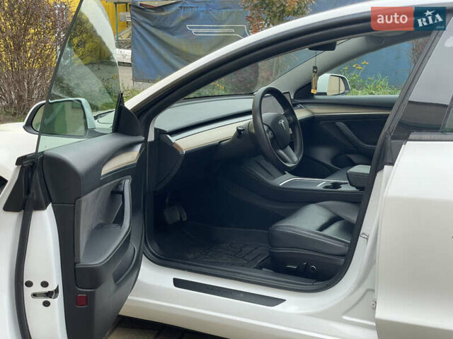 Белый Тесла Модель 3, объемом двигателя 0 л и пробегом 34 тыс. км за 18000 $, фото 57 на Automoto.ua