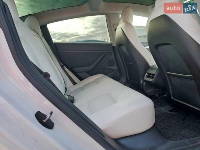Білий Тесла Модель 3, об'ємом двигуна 0 л та пробігом 55 тис. км за 4900 $, фото 9 на Automoto.ua