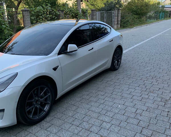 Білий Тесла Модель 3, об'ємом двигуна 0 л та пробігом 200 тис. км за 17000 $, фото 2 на Automoto.ua