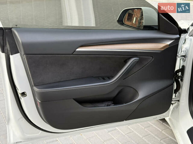 Белый Тесла Модель 3, объемом двигателя 0 л и пробегом 37 тыс. км за 19999 $, фото 99 на Automoto.ua