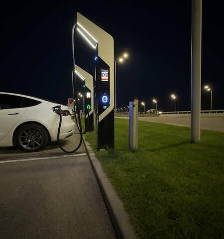 Білий Тесла Модель 3, об'ємом двигуна 0 л та пробігом 65 тис. км за 31000 $, фото 2 на Automoto.ua