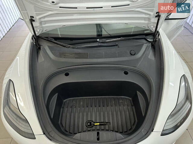 Белый Тесла Модель 3, объемом двигателя 0 л и пробегом 55 тыс. км за 18999 $, фото 17 на Automoto.ua