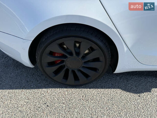 Белый Тесла Модель 3, объемом двигателя 0 л и пробегом 68 тыс. км за 27000 $, фото 10 на Automoto.ua