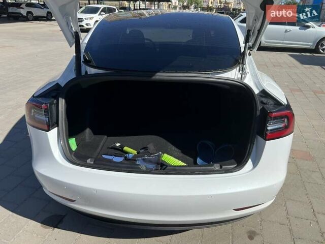 Білий Тесла Модель 3, об'ємом двигуна 0 л та пробігом 68 тис. км за 25500 $, фото 43 на Automoto.ua