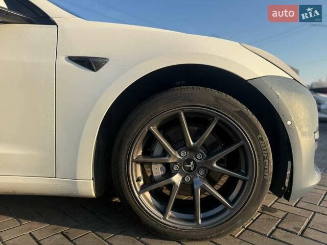 Білий Тесла Модель 3, об'ємом двигуна 0 л та пробігом 200 тис. км за 13300 $, фото 2 на Automoto.ua