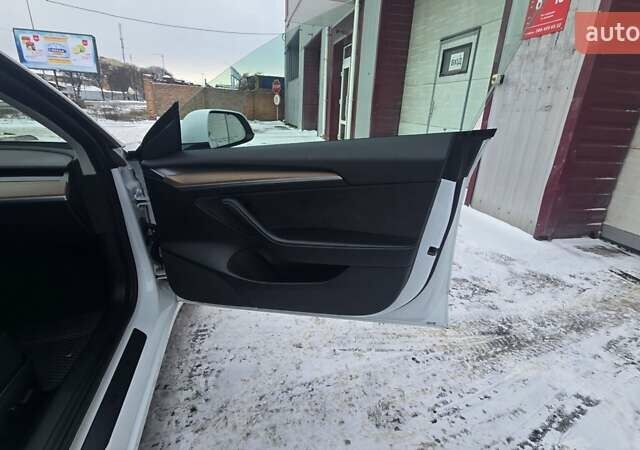 Білий Тесла Модель 3, об'ємом двигуна 0 л та пробігом 64 тис. км за 18700 $, фото 17 на Automoto.ua