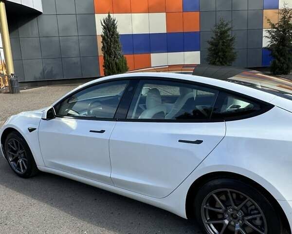 Белый Тесла Модель 3, объемом двигателя 0 л и пробегом 80 тыс. км за 20600 $, фото 28 на Automoto.ua