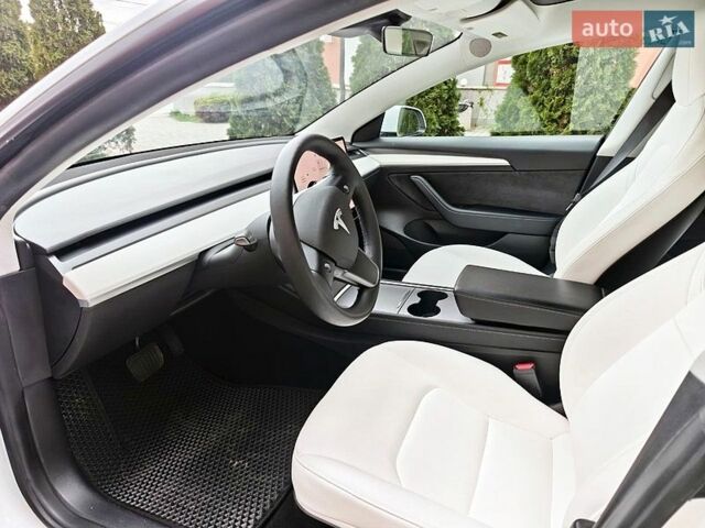 Белый Тесла Модель 3, объемом двигателя 0 л и пробегом 29 тыс. км за 21490 $, фото 8 на Automoto.ua
