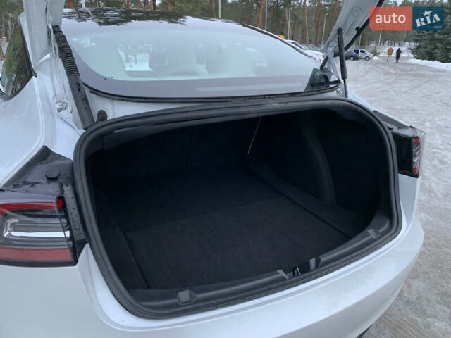 Білий Тесла Модель 3, об'ємом двигуна 0 л та пробігом 81 тис. км за 18950 $, фото 25 на Automoto.ua