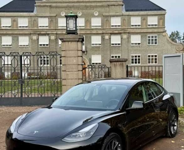 Белый Тесла Модель 3, объемом двигателя 0 л и пробегом 77 тыс. км за 11500 $, фото 1 на Automoto.ua