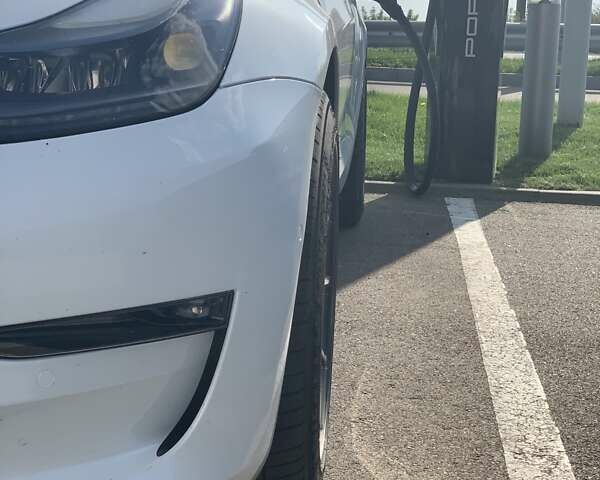 Білий Тесла Модель 3, об'ємом двигуна 0 л та пробігом 65 тис. км за 31000 $, фото 1 на Automoto.ua