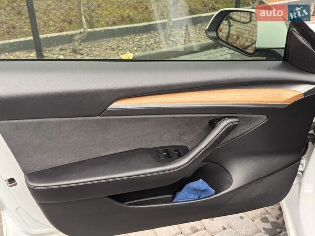 Белый Тесла Модель 3, объемом двигателя 0 л и пробегом 154 тыс. км за 14699 $, фото 39 на Automoto.ua