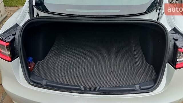 Білий Тесла Модель 3, об'ємом двигуна 0 л та пробігом 59 тис. км за 17500 $, фото 16 на Automoto.ua