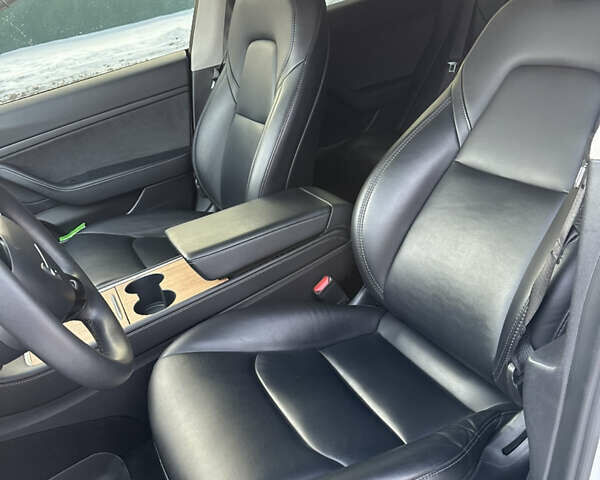 Білий Тесла Модель 3, об'ємом двигуна 0 л та пробігом 110 тис. км за 18900 $, фото 10 на Automoto.ua