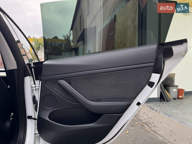 Белый Тесла Модель 3, объемом двигателя 0 л и пробегом 45 тыс. км за 29000 $, фото 31 на Automoto.ua