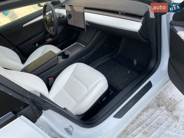 Білий Тесла Модель 3, об'ємом двигуна 0 л та пробігом 52 тис. км за 18500 $, фото 9 на Automoto.ua