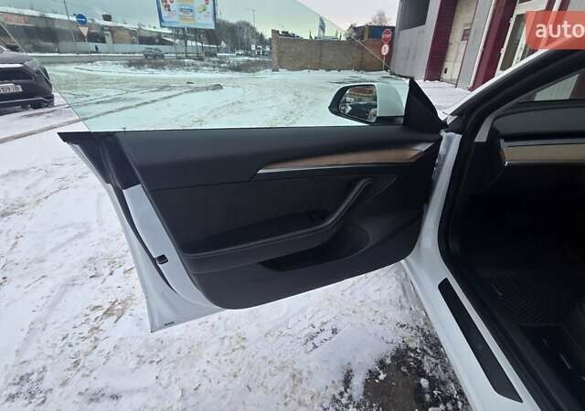 Білий Тесла Модель 3, об'ємом двигуна 0 л та пробігом 64 тис. км за 18700 $, фото 9 на Automoto.ua