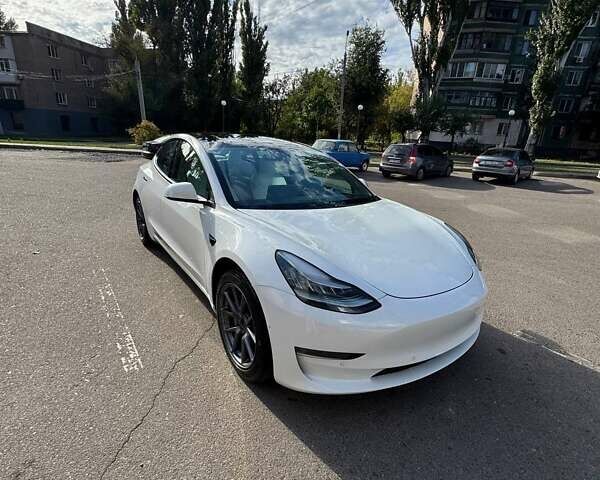 Белый Тесла Модель 3, объемом двигателя 0 л и пробегом 80 тыс. км за 20600 $, фото 25 на Automoto.ua