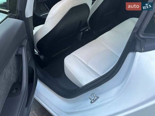 Білий Тесла Модель 3, об'ємом двигуна 0 л та пробігом 64 тис. км за 19999 $, фото 10 на Automoto.ua