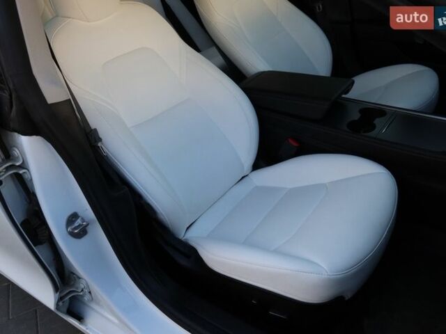 Білий Тесла Модель 3, об'ємом двигуна 0 л та пробігом 70 тис. км за 17299 $, фото 32 на Automoto.ua