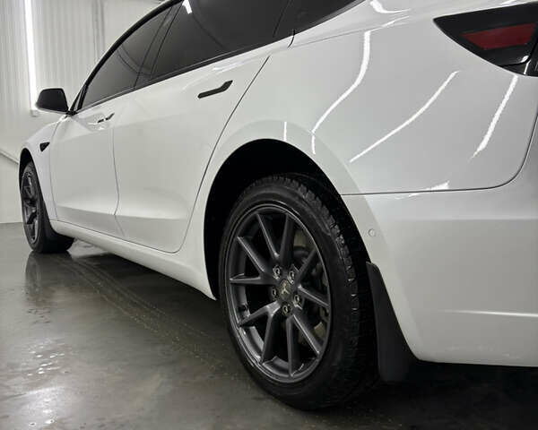 Білий Тесла Модель 3, об'ємом двигуна 0 л та пробігом 113 тис. км за 20200 $, фото 46 на Automoto.ua