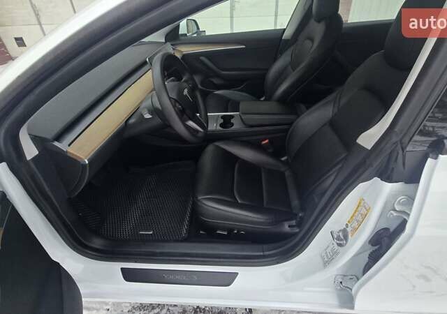 Білий Тесла Модель 3, об'ємом двигуна 0 л та пробігом 64 тис. км за 18700 $, фото 10 на Automoto.ua