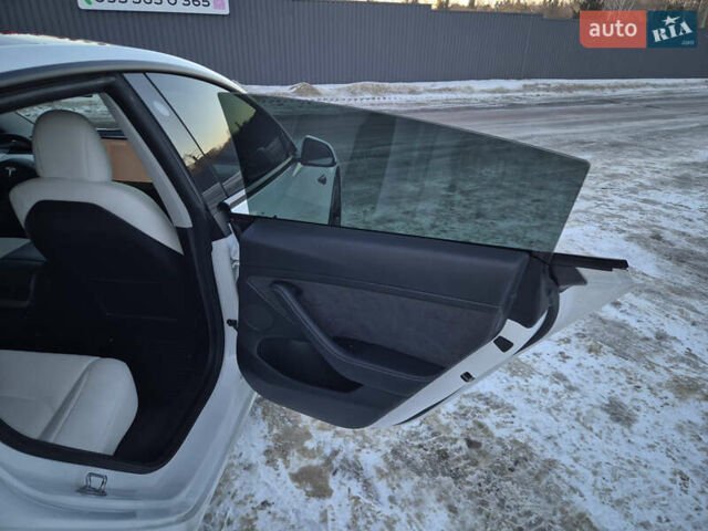 Белый Тесла Модель 3, объемом двигателя 0 л и пробегом 42 тыс. км за 19500 $, фото 17 на Automoto.ua