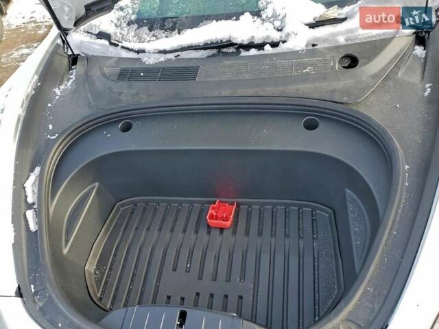 Білий Тесла Модель 3, об'ємом двигуна 0 л та пробігом 55 тис. км за 4900 $, фото 10 на Automoto.ua